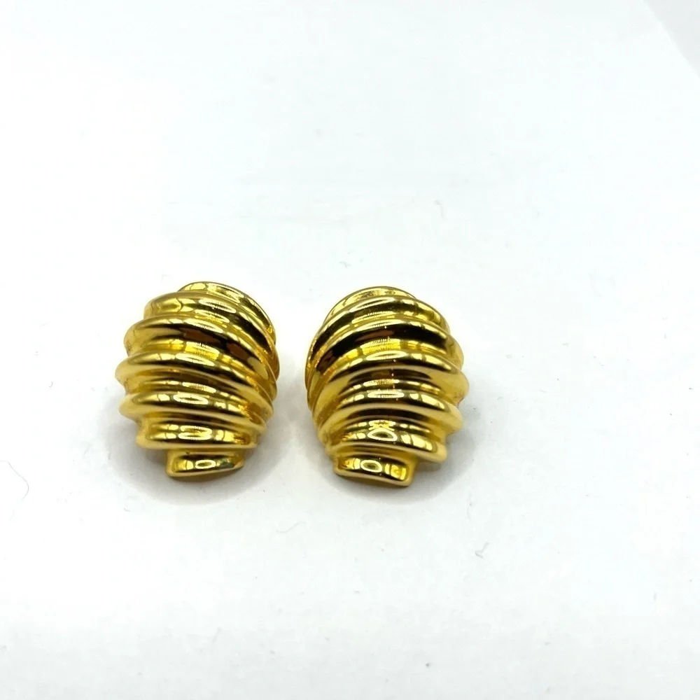 Ribbed Napier Gold Tone Shrimp Domed Chunky Earrings Large Screw back Vintage - Picture 6 of 13